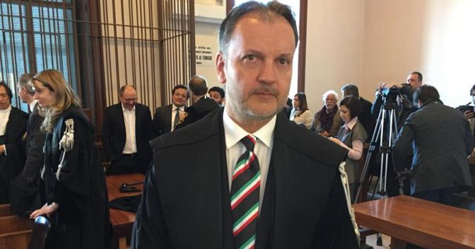 Il Pm del Tribunale di Trani Michele Ruggiero in aula con una cravatta con il tricolore in occasione della sentenza nel processo a S&P (Ansa)  