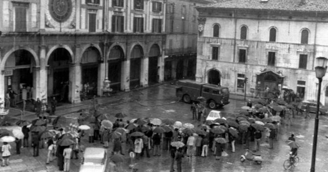 Immagine d’archivio della strage i Piazza della Loggia, a Brescia nel 1974. (Ansa) 