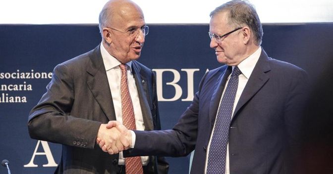 Il presidente dell'Abi Antonio Patuelli (a sinistra) e il governatore della Banca d'Italia Ignazio Visco  