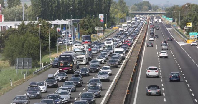Traffico intenso e code sulla A1 