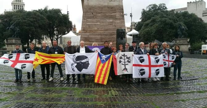 Rappresentanti di Indipendentzia Repubrica de Sardigna (Irs) in piazza a Barcellona (Ansa) 