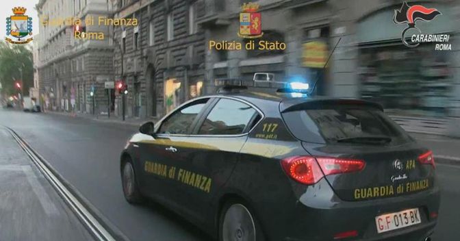 Un fermo immagine tratto da un video di carabinieri mostra un momento della maxi operazione contro il clan mafioso Rinzivillo in Italia e Germania, 4 ottobre 2017. ANSA/ Ufficio Stampa 