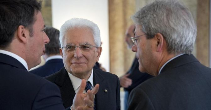 Nella foto il segretario del Pd Matteo Renzi con il Capo dello Stato Mattarella e il premier Gentiloni 