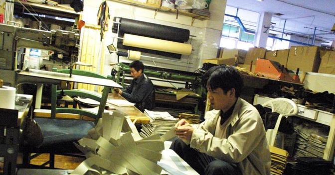 Interno di una fabbrica cinese alla periferia di Firenze 