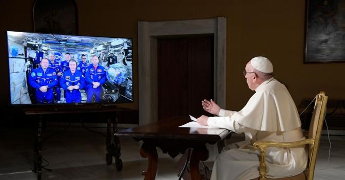Papa Francesco in collegamento con gli astronauti sulla Iss 