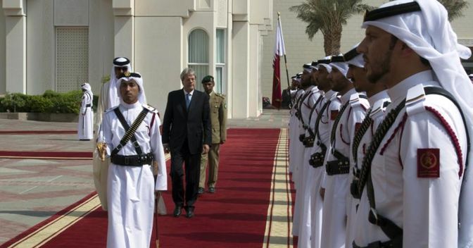 Il premier Paolo Gentiloni, in occasione della visita all'emiro Tamim bin Hamad al-Thani (foto Ansa) 