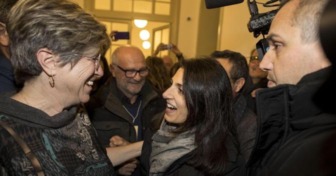 La sindaca di Roma Virginia Raggi (a destra) e Giuliana Di Pillo dopo la vittoria nel X Municipio romano. (ANSA/MASSIMO PERCOSSI) 