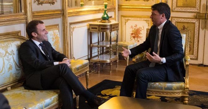 Il segretario del PD Matteo Renzi durante l’incontro all’Eliseo con il presidente francese Emmanuel Macron 
