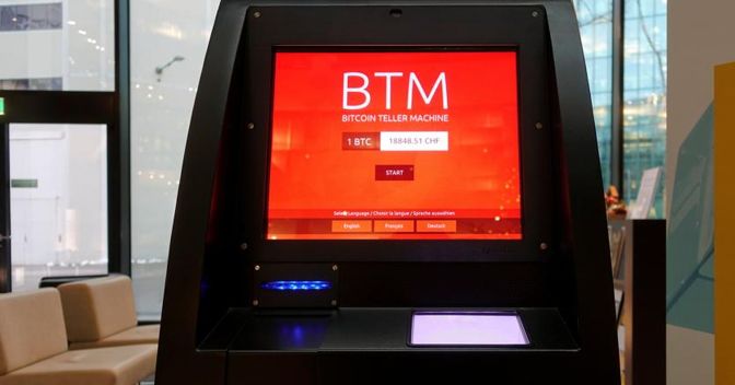 Una macchina per il «prelievo» di bitcoin a Zurigo (Reuters) 
