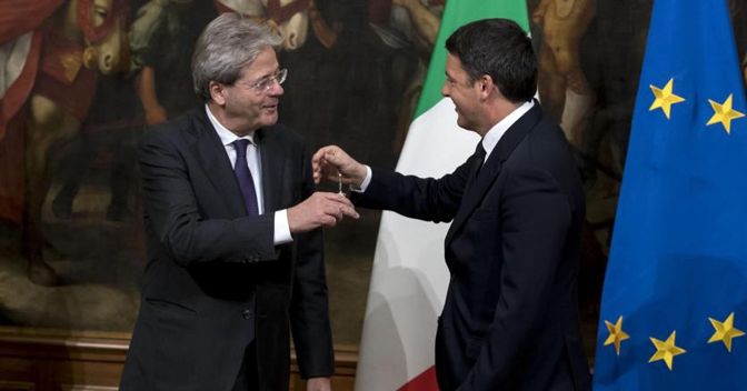 Lo scambio della campanella a Palazzo Chigi tra Paolo Gentiloni ed il Premier uscente, Matteo Renzi (Ansa/Massimo Percossi) 