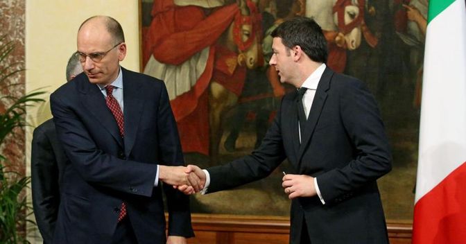 E' stata 'fredda' e velocissima la stretta di mano tra Enrico Letta e Matteo Renzi nella cerimonia di passaggio delle consegne con la campanella Roma 22 febbraio 2014. (Ansa/Alessandro Di Meo) 