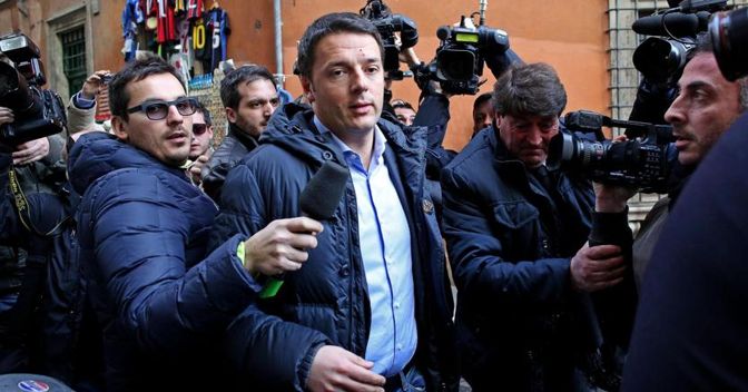 13 febbraio 2015. Renzi arriva nella sede del PD (Ansa/Alessandro Di Meo)  