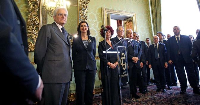 Il neo presidente della Repubblica Sergio Mattarella, la presidente della Camera Laura Boldrini e la presidente supplente del Senato Valeria Fedeli, nella sede della Corte Costituzionale, Roma, 31 gennaio 2015. (Ansa/ Alessandro Di Meo) 