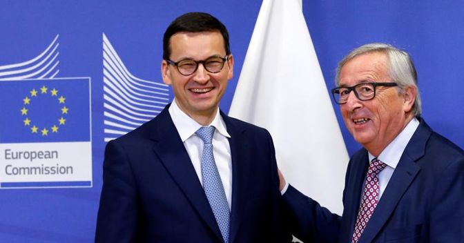 Il premier polacco Mateusz Morawiecki ieri a Bruxelles per incontrare il presidente della Commissione Ue Jean-Claude Juncker 