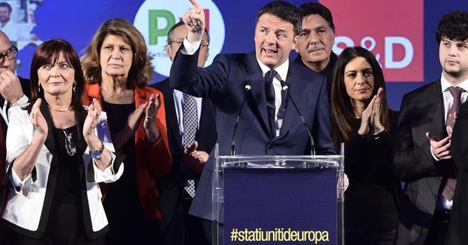 L'intervento di Matteo Renzi durante l'incontro 'Il futuro si chiama Stati Uniti d'Europa' a  Milano (Ansa) 