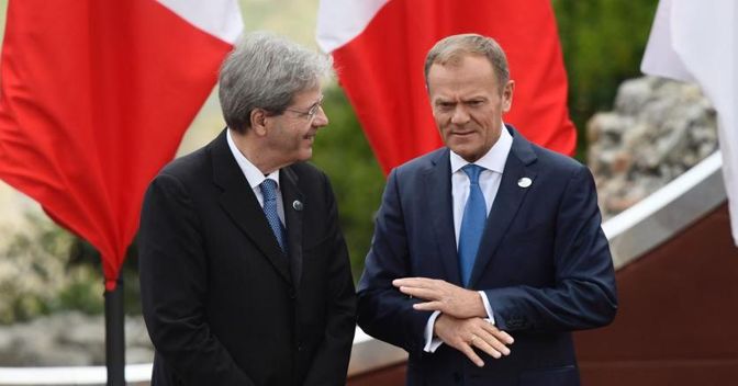 Il premier Paolo Gentiloni incontra il presidente del Consiglio europeo Donald Tusk (foto Afp) 