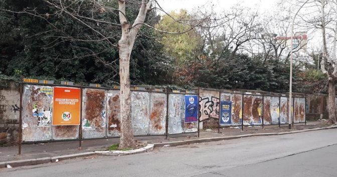 Cartelli elettorali  in via Bernardino Ramazzini, nel quartiere Portuense, zona ovest  semi-centrale di Roma 