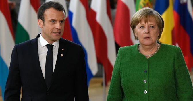 Il presidente francese Emmanuel Macron (a sinistra) e la cancelliera tedesca Angela Merkel durante il Consiglio europeo del 23 febbraio a Bruxelles    