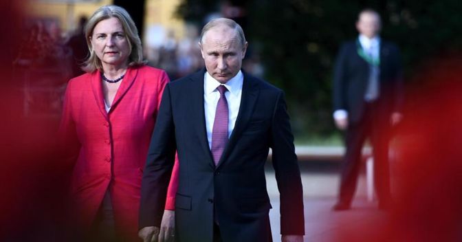 Vladimir Putin e la ministra degli Esteri austriaca  Karin Kneissl, in occasione della recente visita a Vienna del presidente russo (foto Epa)    