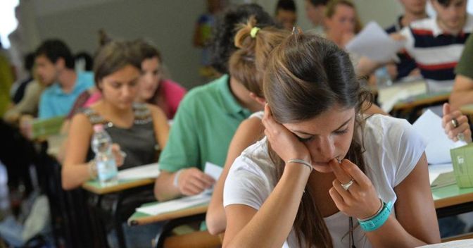 Studenti impegnati nelle prove scritte della maturità (Ansa) 