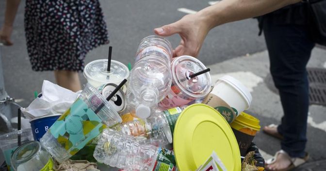 Bottiglie d’acqua e contenitori di plastica nella spazzatura 