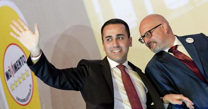 Il vice premier e ministro Luigi Di Maio  ad Avellino a sostegno del candidato del Movimento 5 stelle , Vincenzo Ciampi (Ansa) 