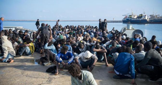 Secondo l’Unhcr il conferimento alla Guardia costiera libica del coordinamento delle operazione di salvataggio dei migranti in mare rischia di aggravare utreriormente la situazione già difficile in cui versano i centri di detenzione libici (foto Ansa)   