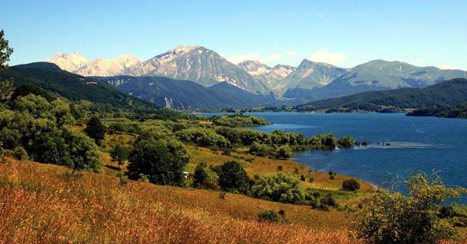 Lago Campotosto. Sullo  sfondo il Gran Sasso 