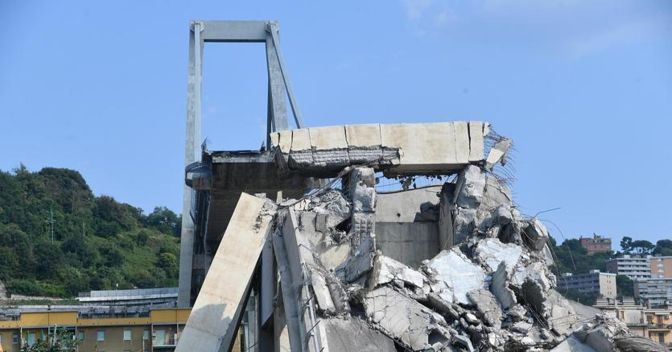 Il ponte crollato a Genova. (Ansa) 