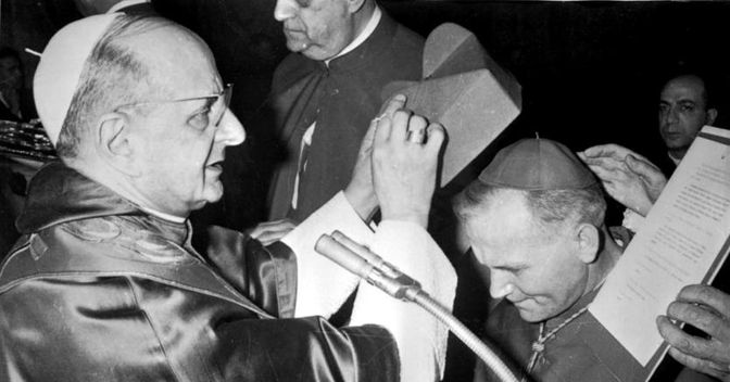 Papa Paolo VI impone la berretta cardinalizia a Karol Wojtyla 