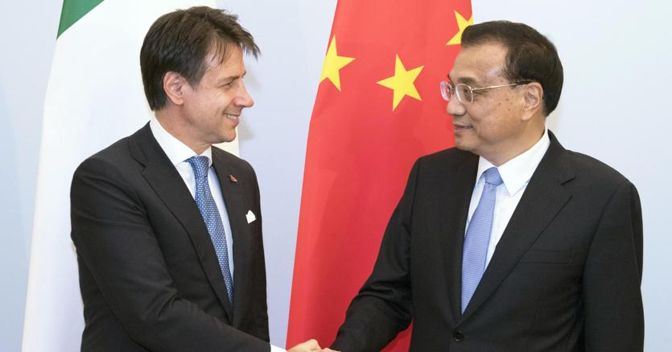 Il presidente del Consiglio Giuseppe Conte ha incontrato il Primo ministro della Repubblica Popolare cinese, Li Keqiang, a margine del vertice Ue-Asem, a Bruxelles (foto Ansa) 