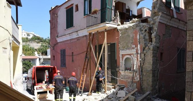 Un’immagine del terremoto di Casamicciola, a Ischia, nel l’agosto 2017 (foto Ansa) 