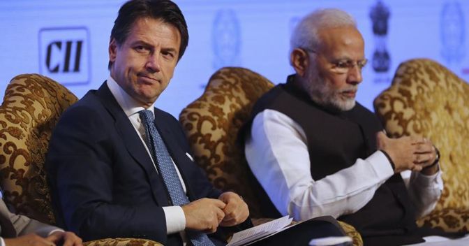 Giuseppe Conte con il premier indiano Narendra Modi (Ap) 