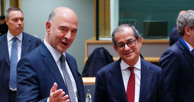 Da sinistra a destra, il Commissario europeo agli Affari economici Pierre Moscovici e il ministro dell’Economia Giovanni Tria, in occasione della riunione dell’Eurogruppo (foto Reuters) 