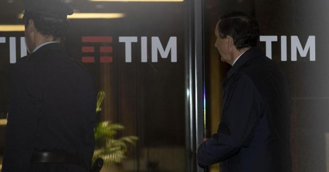 Gubitosi nella sede di Tim per il Cda che nominerà il nuovo ceo (Ansa) 