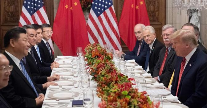 Buenos Aires. Donald Trump e Xi Jinping con i membri delle rispettive delegazioni al termine del G20  (Afp) 