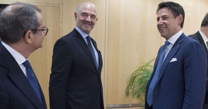 Da sinistra, il ministro dell’Economia Giovanni Tria, il commissario Ue Pierre Moscovici e il premier italiano Giuseppe Conte. (Imagoeconomica - Filippo Attili) 