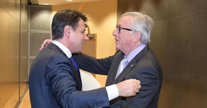 Un abbraccio tra il presidente del Consiglio Giuseppe Conte e il presidente della Commissione europea Jean-Claude Juncker a Palazzo Berlaymont, Bruxelles (ANSA) 