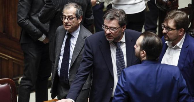 Il ministro dell'Economia Giovanni Tria (S) con il sottosegretario alla Presidenza del Consiglio, Giancarlo Giorgetti (C), alla Camera (Ansa) 
