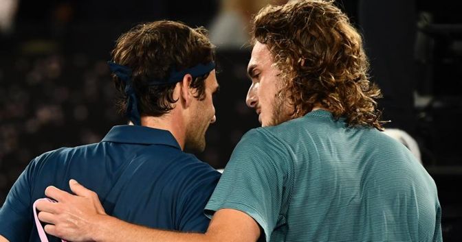 Da sinistra, Roger Federer e Stefanos Tsitsipas (Afp)