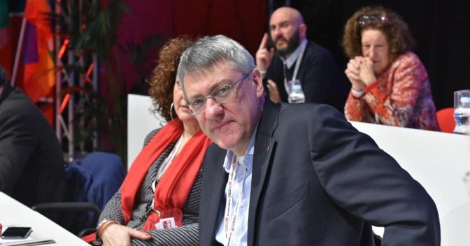 Maurizio Landini al XVIII Congresso nazionale della Cgil, in corso a Bari (foto Ansa) 