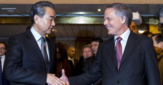 Il ministro degli Esteri Enzo Moavero Milanesi ha incontrato il Consigliere di Stato e ministro degli Esteri della Repubblica Popolare Cinese, Wang Yi in occasione della IX riunione del Comitato Governativo Italia-Cina presso la Farnesina (foto Ansa) 
