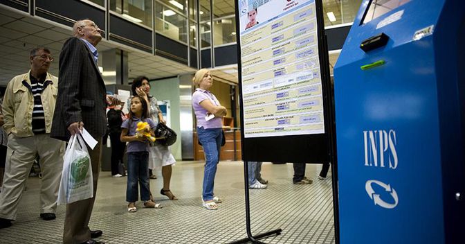 In sei anni, tra il 2012 e il 2017, il tasso di crescita dei trasferimenti assistenziali è stato pari al 5,32%, un incremento superiore alla crescita del Pil e che vale oltre il 65% della spesa pensionistica al netto dell'Irpef (foto Ansa) 