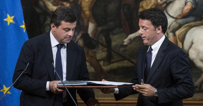Da sinistra a destra, l’ex ministro dello Sviluppo economico Carlo Calenda e Matteo Renzi, allora capo del Governo (Ansa) 