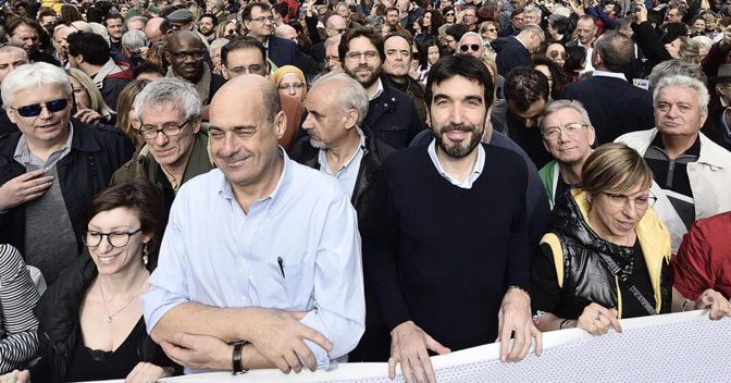 Da sinistra, NIcola Zingaretti con Maurizio Martina (Ansa) 