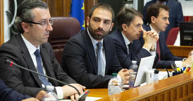 Giuseppe Bescia presiede la commissione Affari costituzionali della Camera (Ansa) 