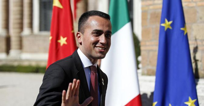 Il vicepremier pentastellato Luigi Di Maio, durante l'incontro Italia-Cina a Villa Madama, per la sottoscrizione da parte dell'Italia del Memorandum per l'adesione al progetto cinese delle Nuove vie della Seta. Soluzione che il leader politico M5S ha fortemente sostenuto (foto Ansa)  