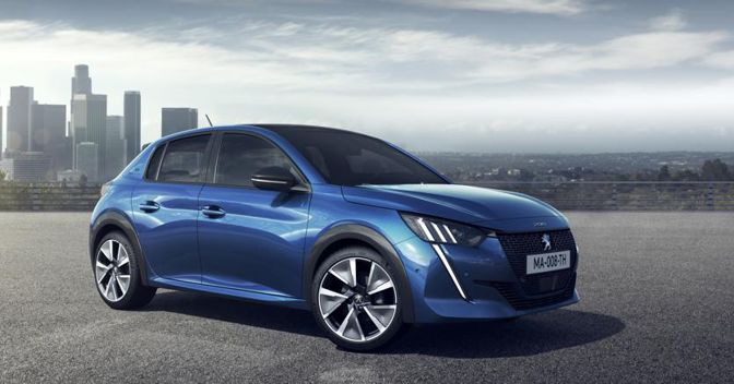 La nuova Peugeot 208 offerta con tre powertrain:  benzina, diesel ed elettrica (nella foto) 