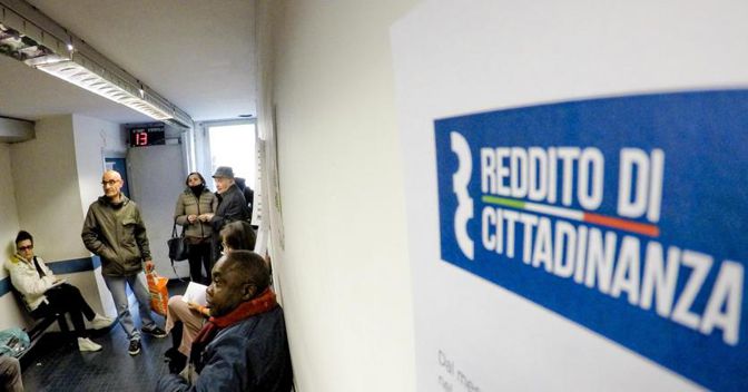 La prima fase della presentazione delle domande per il reddito di cittadinanza ha fatto registrare 500mila istanze presentate ai Caf, cui si aggiungono circa 100mila appuntamenti già prenotati, in tutto circa 600mila pratiche gestite dai centri di assistenza fiscale (foto Ansa) 