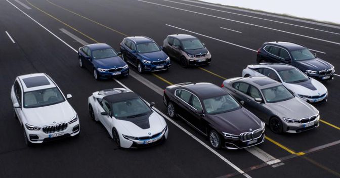 Baveresi verdi.  Nella foto la famiglia di ibride (tutte plug-in, a parte la coupé bianca i8, seconda da sinistra) ed elettriche come la i3 color rame in fondo a destra. In primo piano la nuova Serie 7  